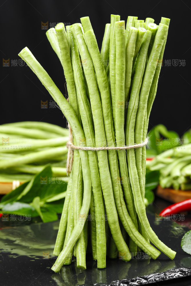 黑底上放着一把豇豆