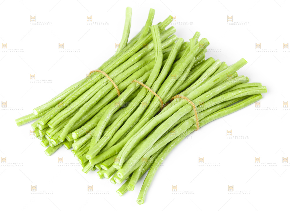 白底上摆放着嫩豇豆