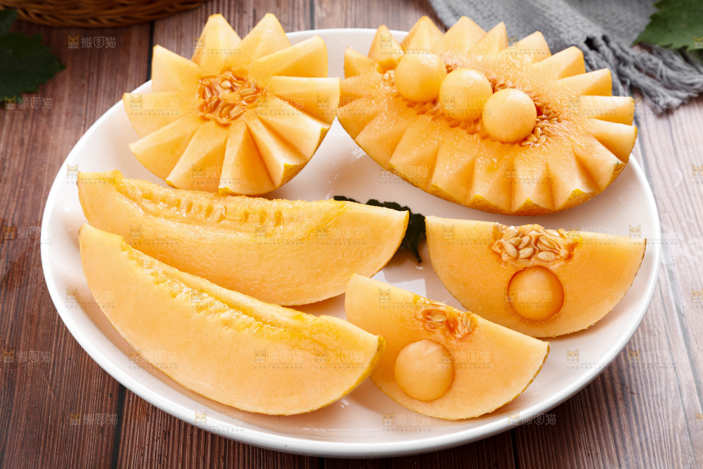 盘子里装着黄皮蜜瓜