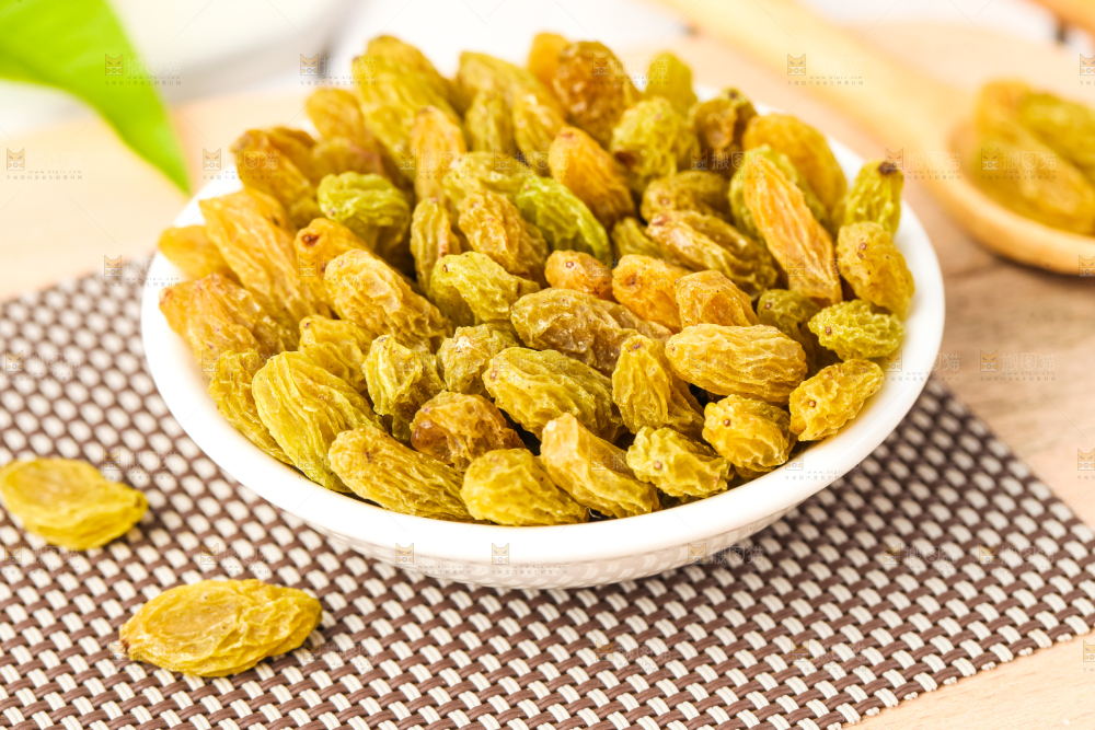 碟子里装着绿提子干