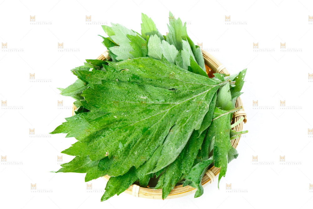 篮子里装着艾草