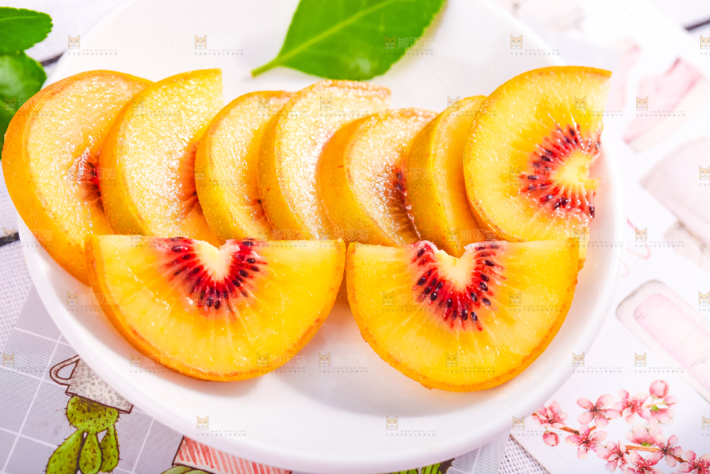 盘子里面装着切开红心猕猴桃