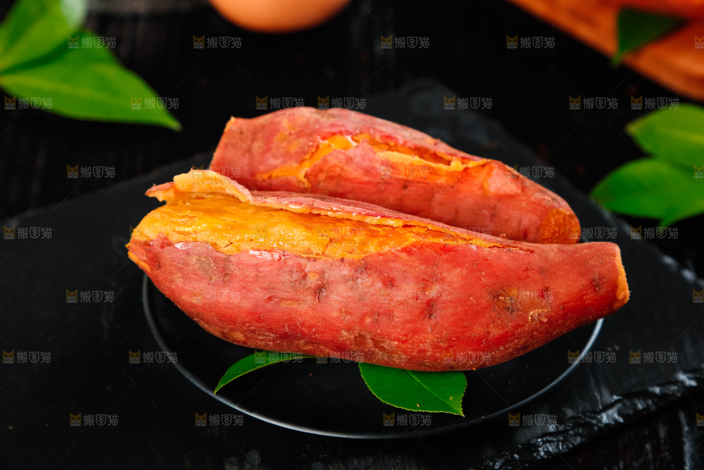 盘子里放着红蜜薯