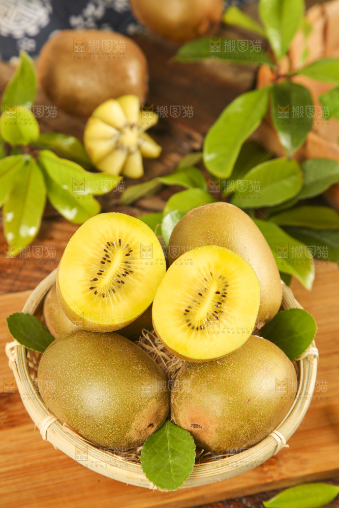 篮子里装着进口奇异果