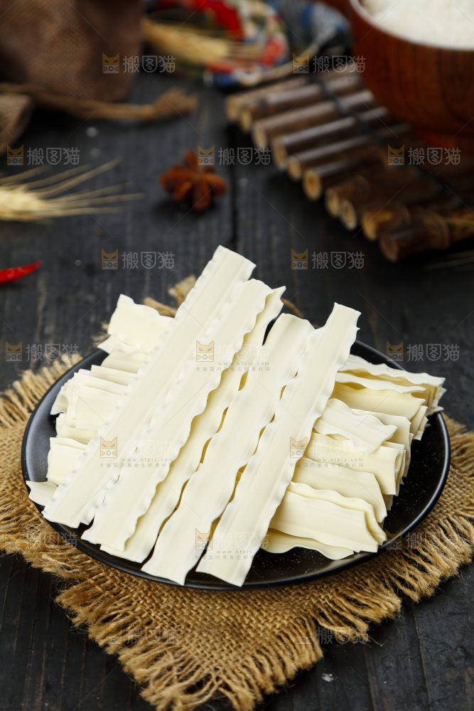 盘子里装着刀削面