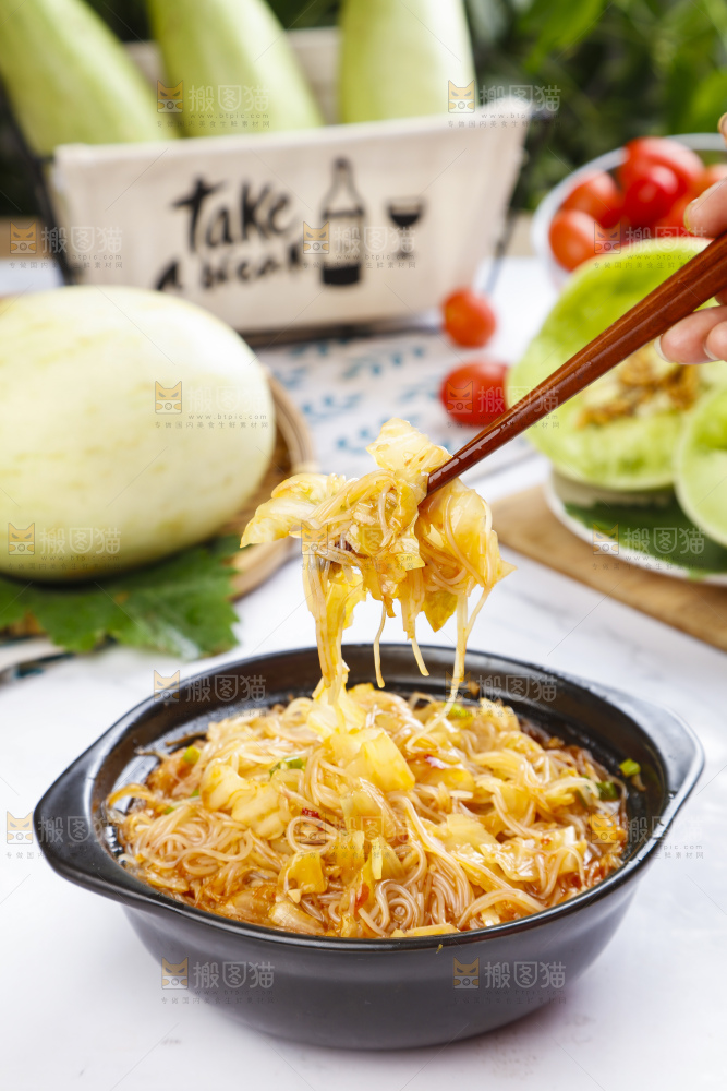 砂锅里装着粉丝炖白菜
