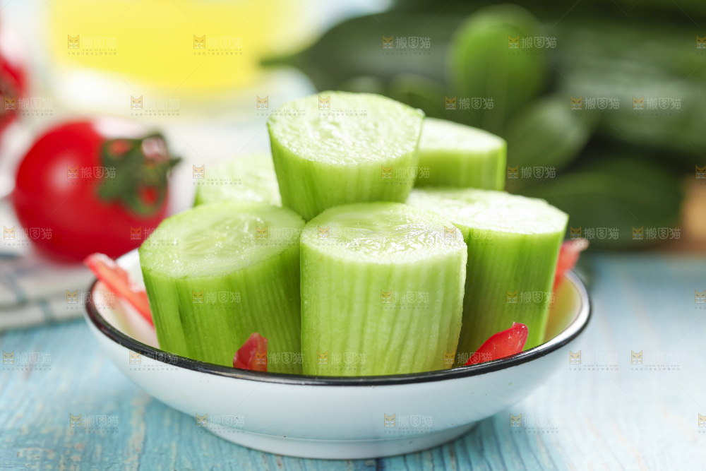 盘子里装着小黄瓜