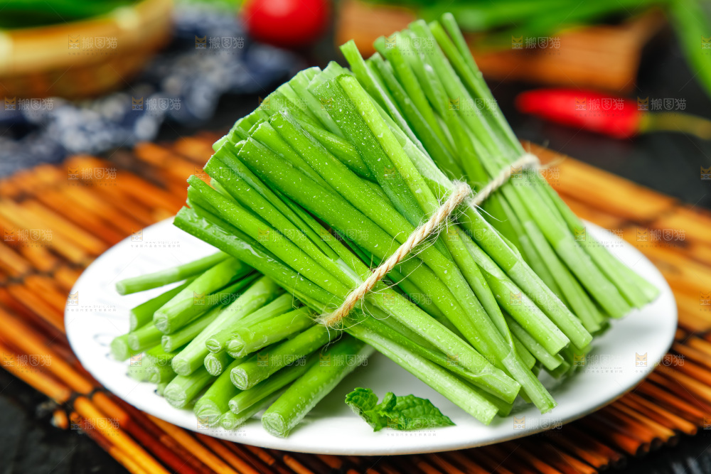 深底上摆放着嫩韭菜