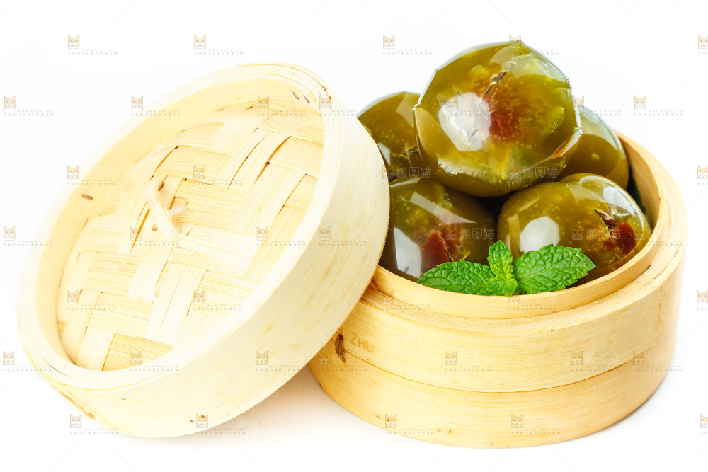 蒸第里放着彩色青团