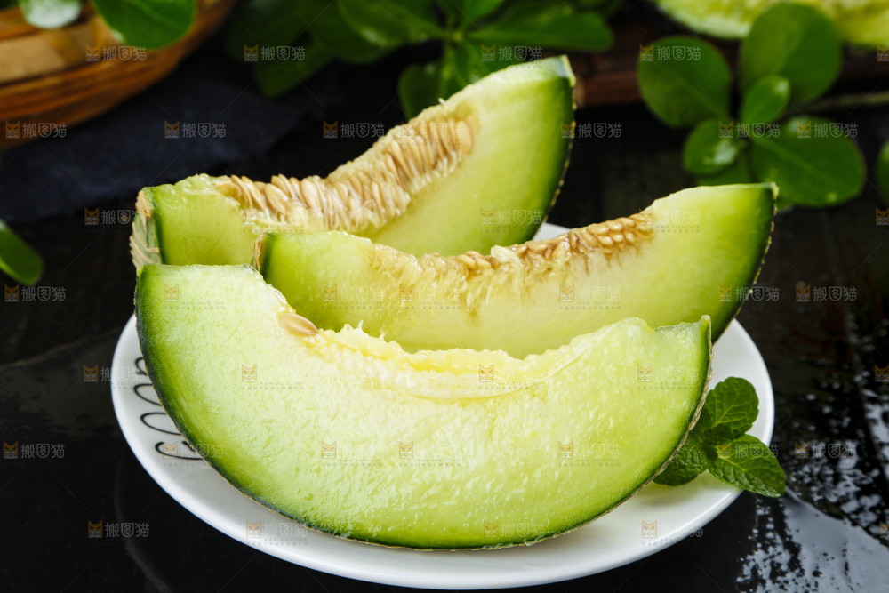 深底上放着切开的山东网纹蜜瓜