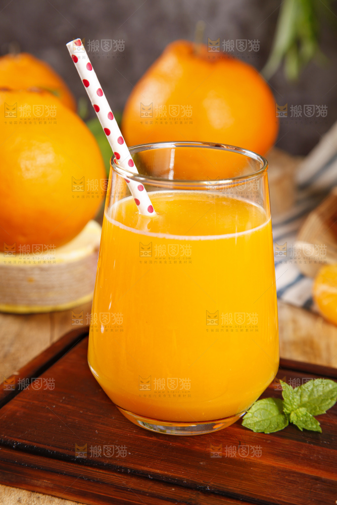 木板上着一杯橘柑汁