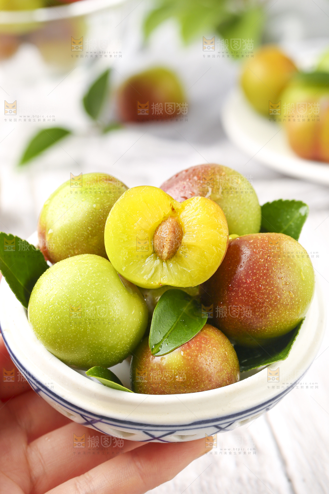 盘子里装着茵红李
