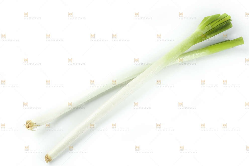 白底上放着一把大葱