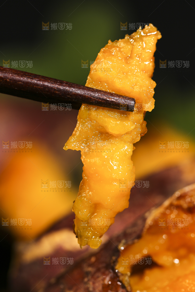 深底上摆放着烤蜜薯
