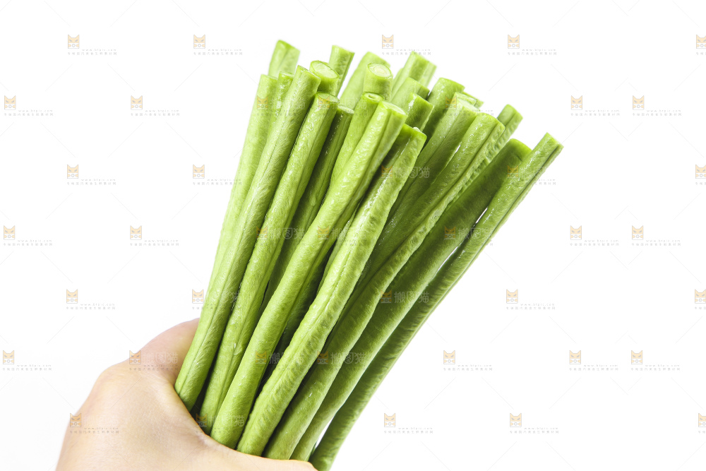 手里拿着嫩豆角