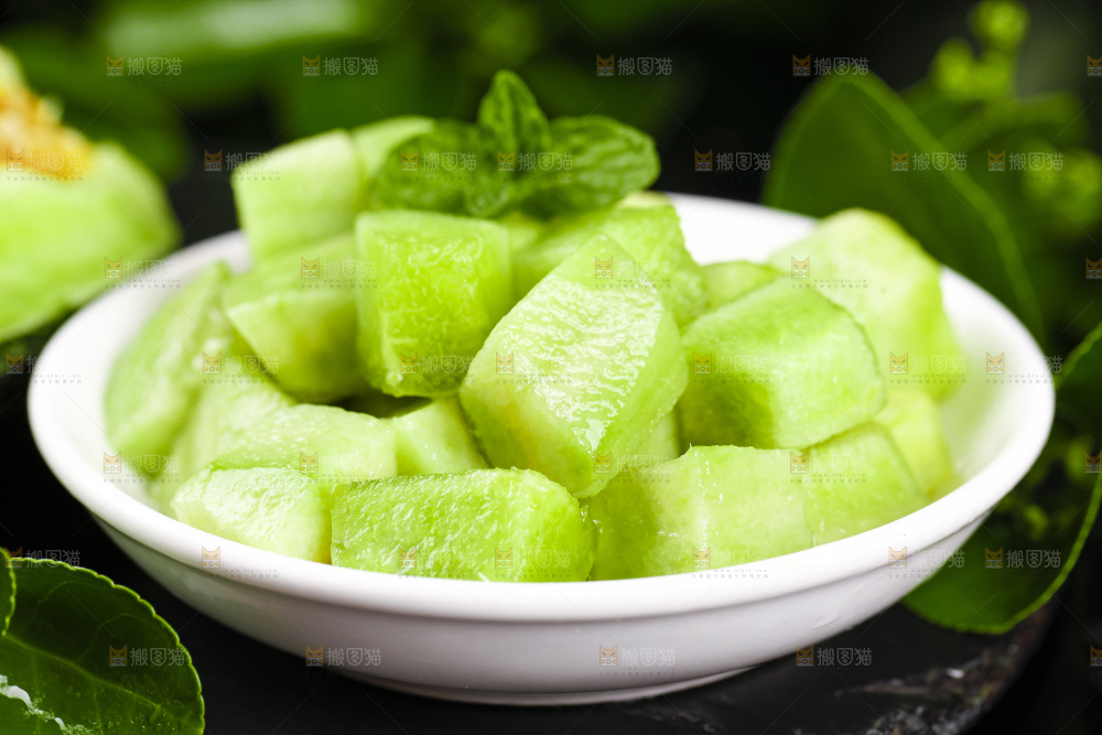 盘子里装着博洋甜瓜的果肉