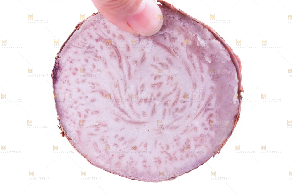 手里拿着芋头