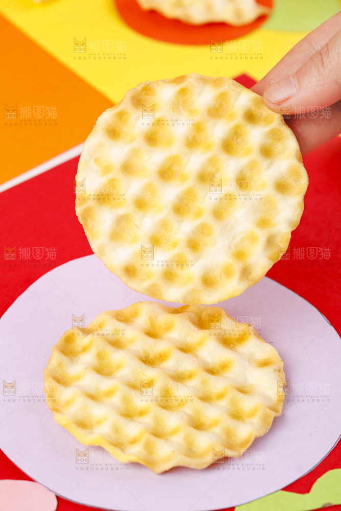 彩底上放着石头饼