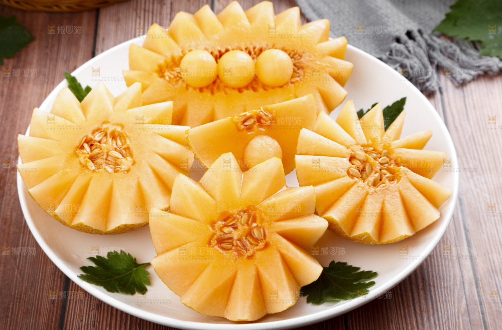 盘子里装着黄皮蜜瓜
