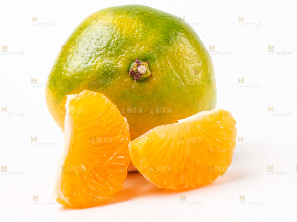 白底上放着剥皮的青皮蜜橘