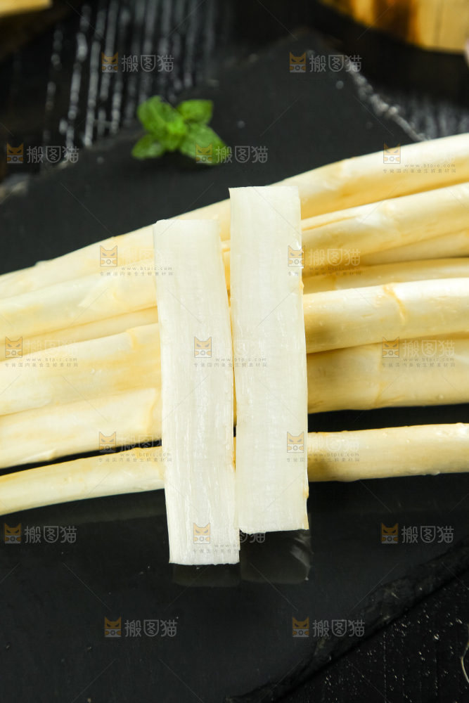 黑石板上放着百芦笋