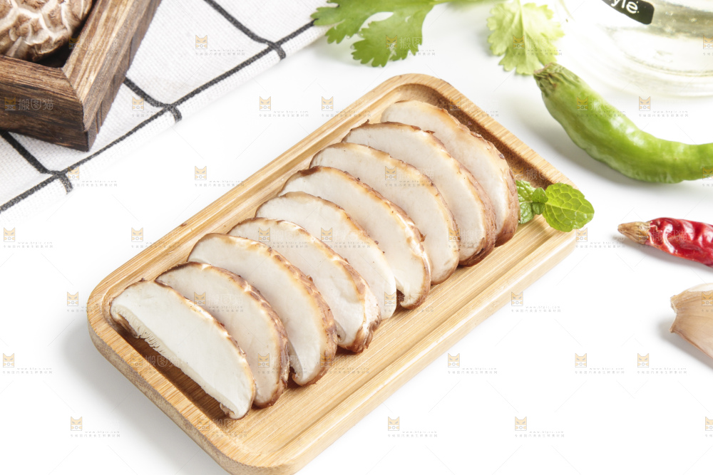 白格子布上的蘑菇