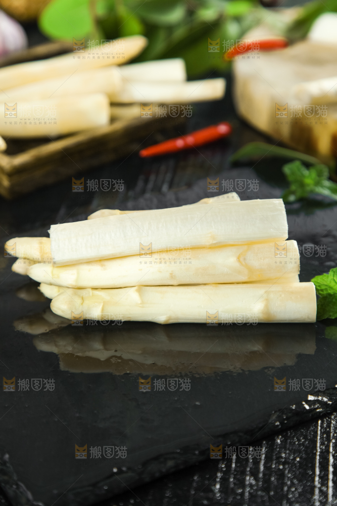 黑石板上放着白芦笋
