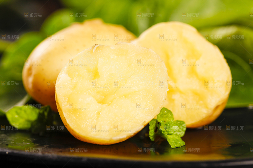 黑石垫上放着云南小土豆