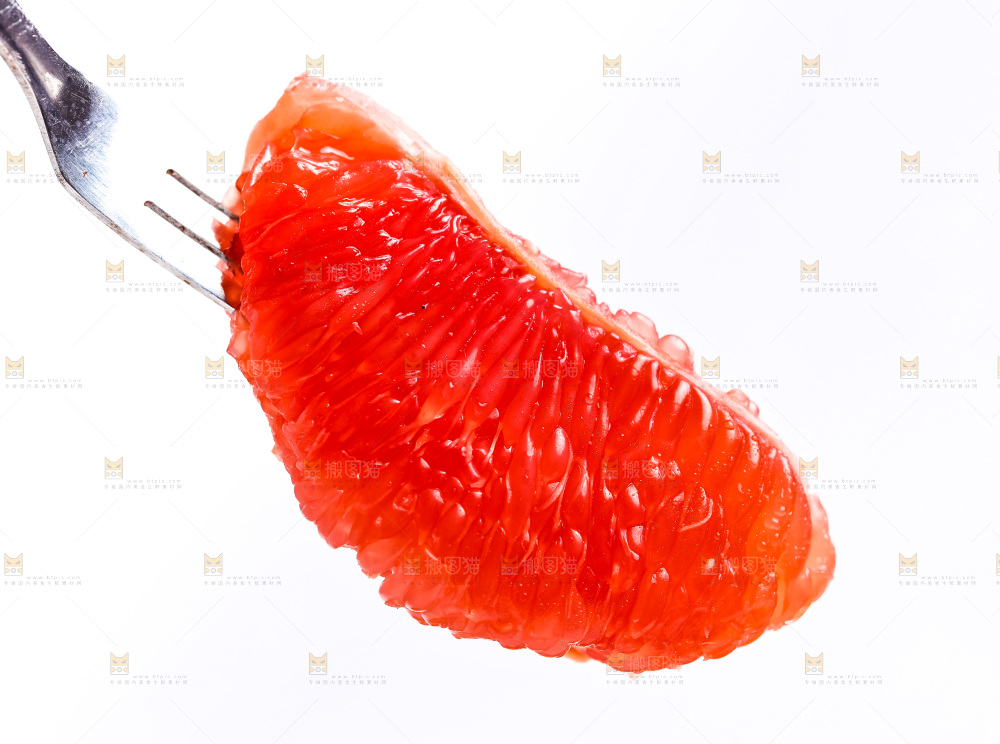 叉子叉着一块葡萄柚