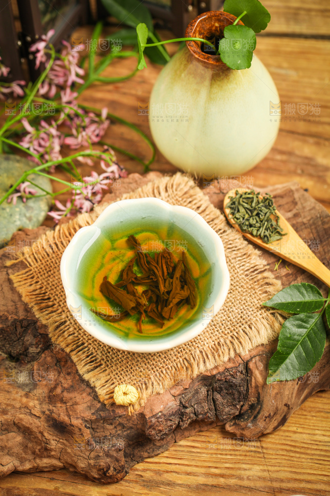木底上摆放着一盏绿茶
