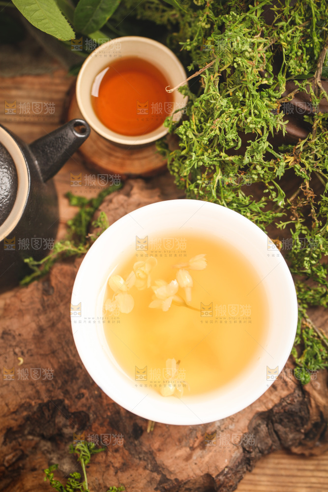 木底上放着一杯茉莉花茶