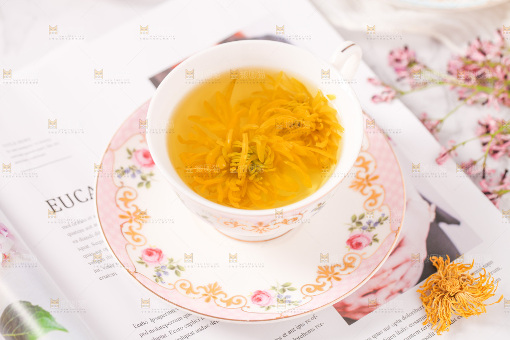 书上放着一杯金丝皇菊