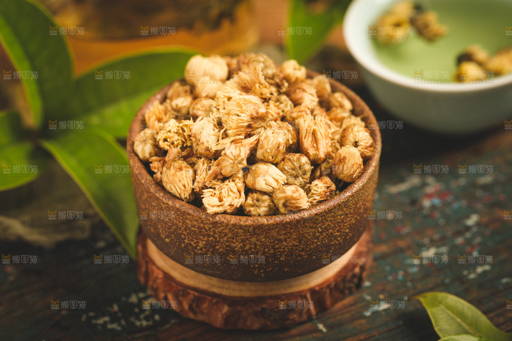 木底上勺子里的胎菊