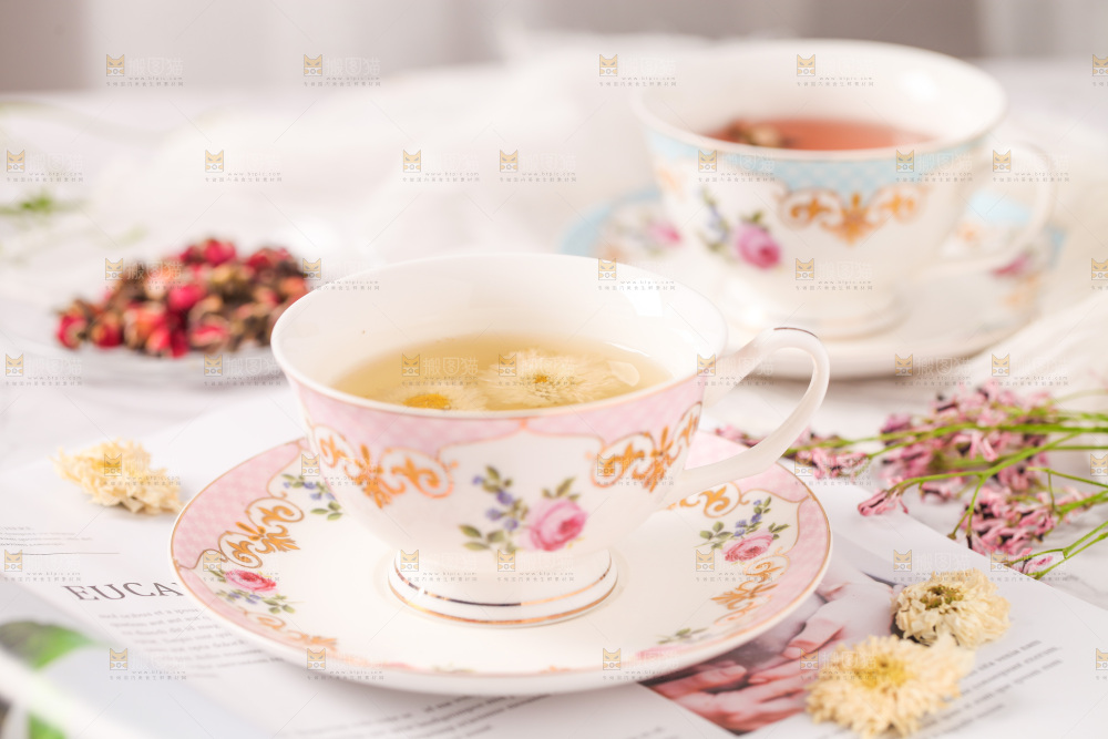 书上放着一杯杭白菊花茶