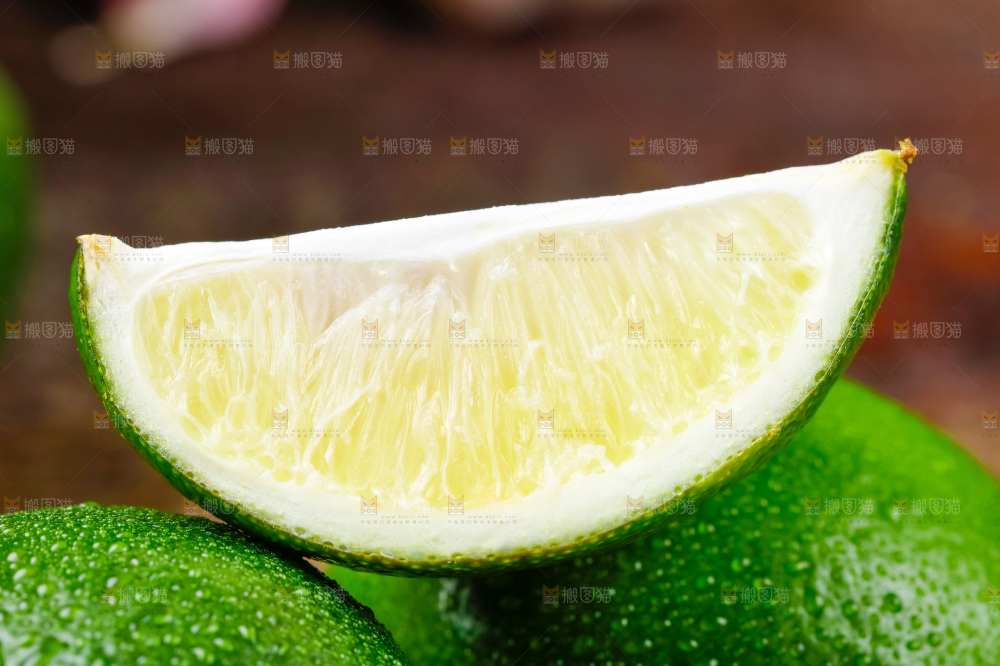 青柠檬上放着一小块香水柠檬