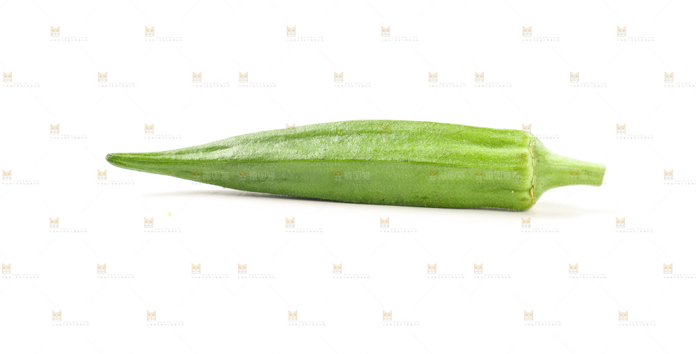 新鲜的羊角豆放在白底上