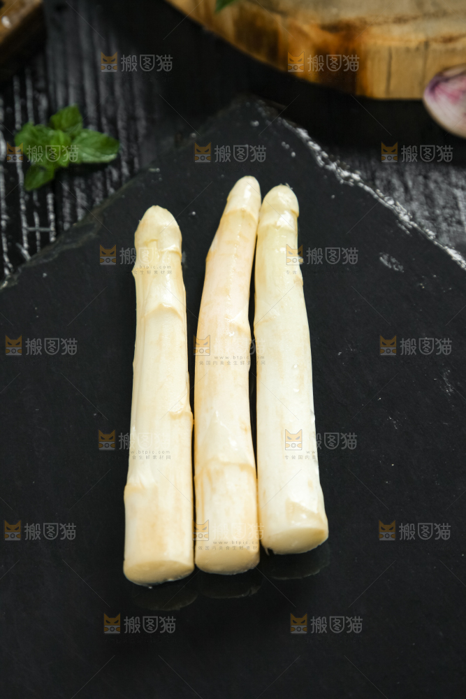 黑石板上放着百芦笋