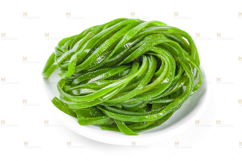 白底上摆放着盐渍海带丝