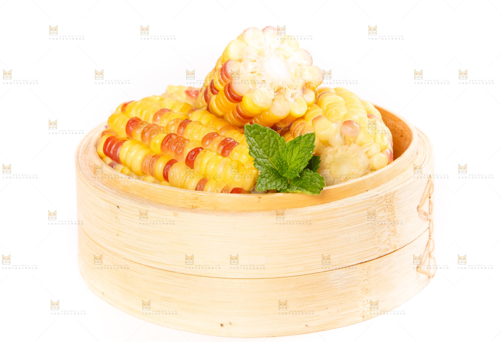 竹笼里放着剥皮的广西花糯玉米