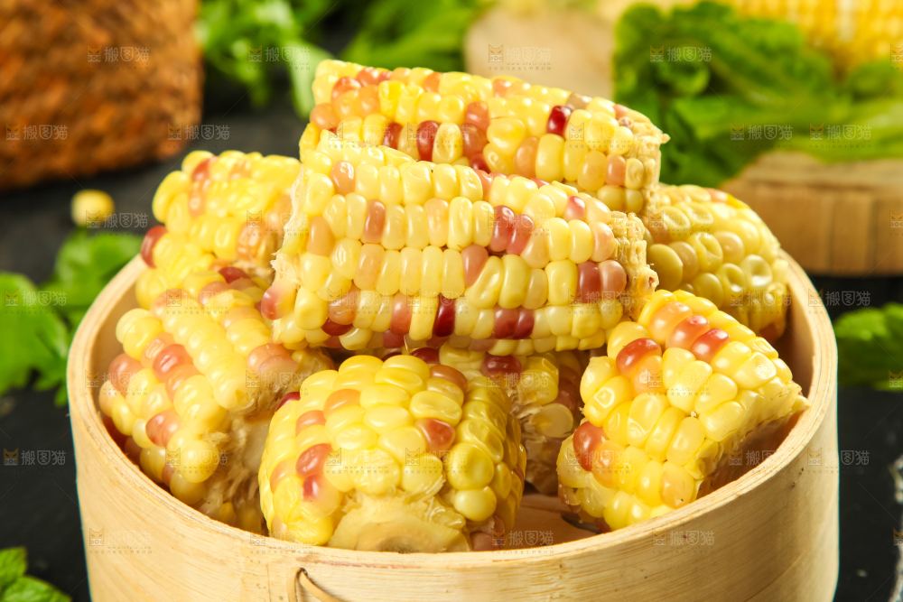 竹笼里装着糯玉米粒