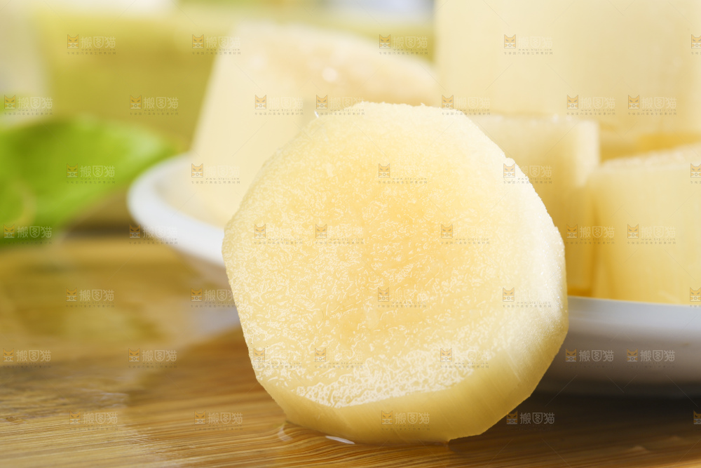 木板上放着切开的甘蔗
