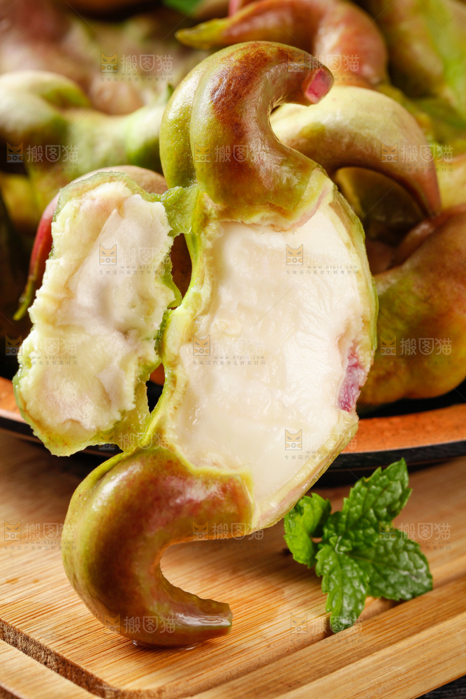 木板上的新鲜菱角
