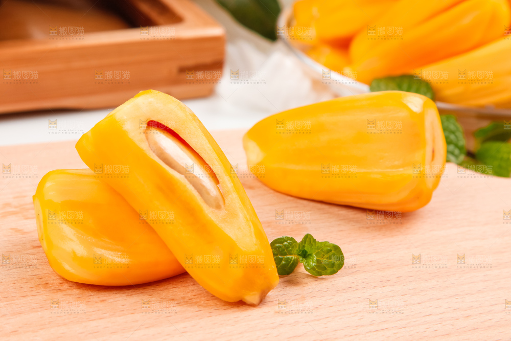 木板上的越南红心菠萝蜜