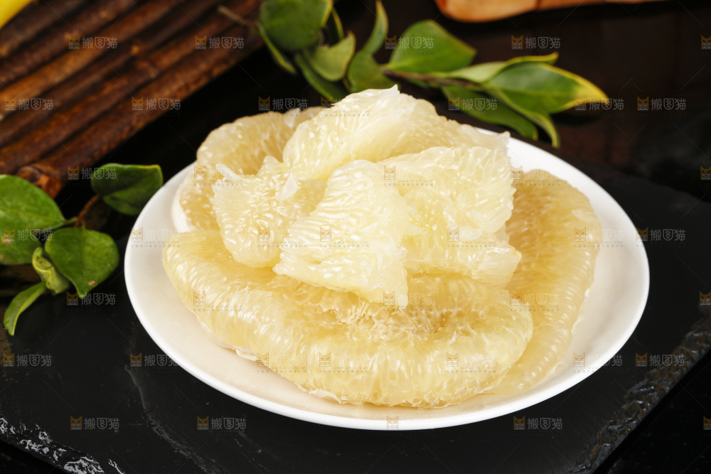 盘子里装着柚子果肉