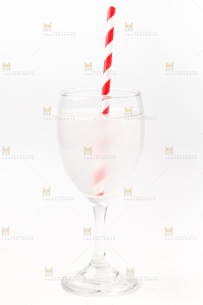 杯子里装着椰子汁