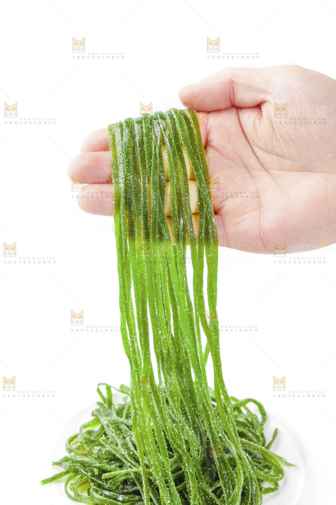 手里拿着海带丝
