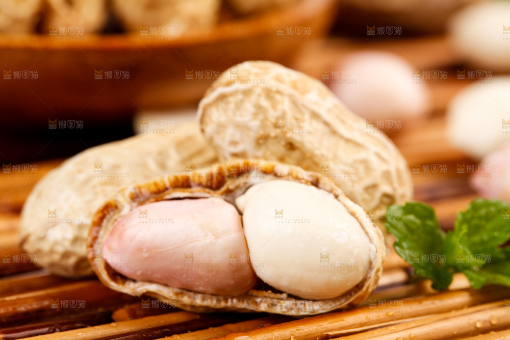 深底上的新鲜带壳花生