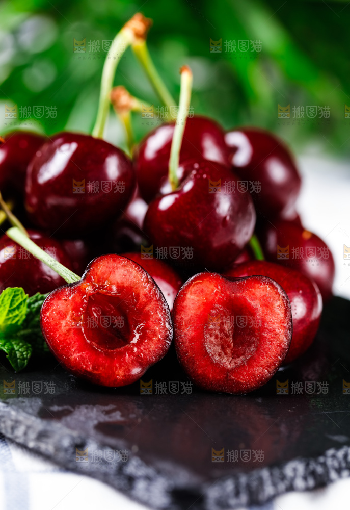 黑石板上放着烟台大樱桃