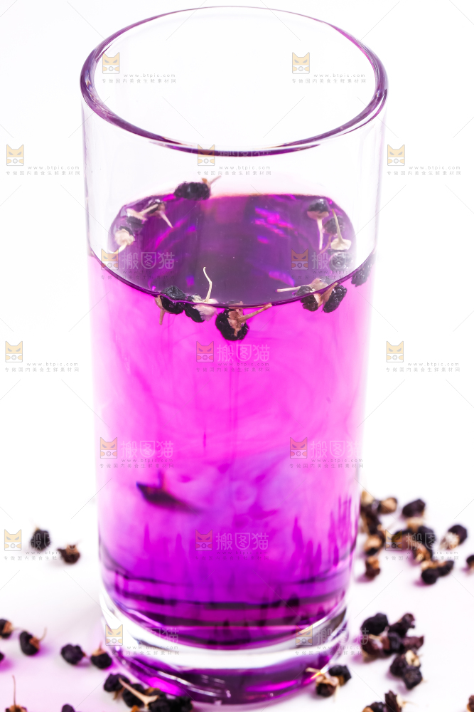 杯子里装着黑枸杞茶