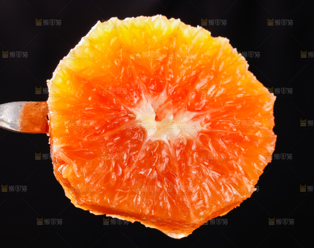 深底上的新鲜橙子